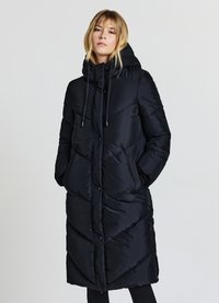 Cappotto imbottito nero con cappuccio, caratterizzato da un design a rombi, bottoni frontali, tasche laterali e cordini al collo.