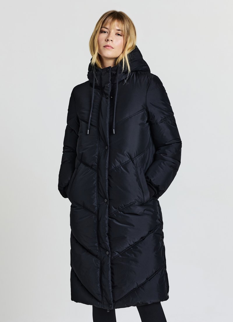 Cappotto imbottito nero con cappuccio, caratterizzato da un design a rombi, bottoni frontali, tasche laterali e cordini al collo.