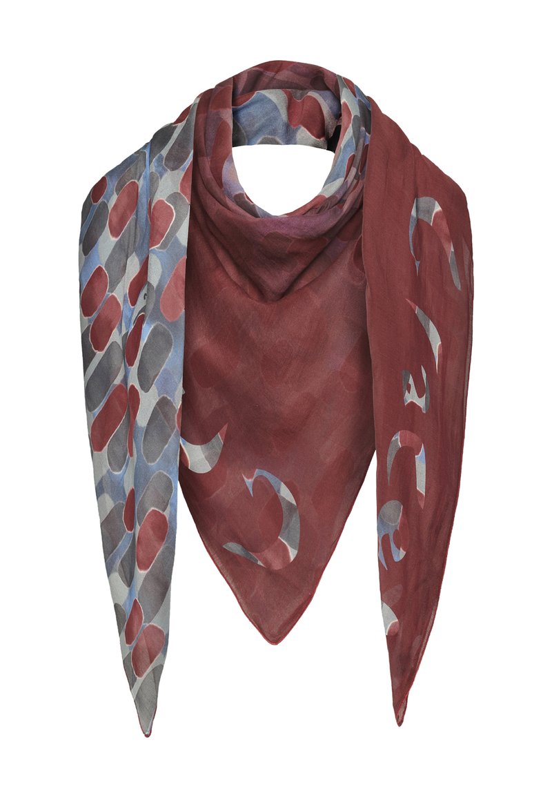 Foulard in seta con una combinazione di colori bordeaux e blu, motivi geometrici e una texture leggera e trasparente. Forma triangolare con estremità appuntite.