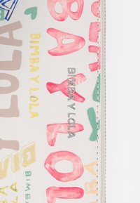 BIMBA Y LOLA kaubamärgi rahakott läikiva kreemja pinnaga, värviliste käsitsi joonistatud tähtedega erinevates värvides ning hõbedase logo aktsendiga.