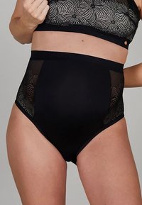 Svart truse med høyt liv, med gjennomsiktige mesh-sidepaneler med blomsterprint. Glatt tekstur, elastisk linning for komfort.