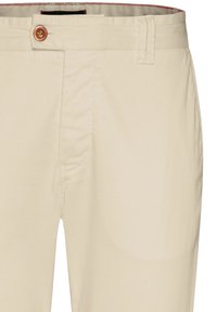 Beige puuvillahousut, joissa on edessä nappisulku, tasainen etuosa ja huomaamattomat taskut. Sileä pinta ja siistit ompeluyksityiskohdat.