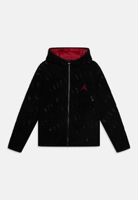 Czarna polarowa kurtka z kapturem z czerwonym wewnętrznym wykończeniem, z zapięciem na zamek oraz wytłoczonym logiem "Jordan" z przodu.
