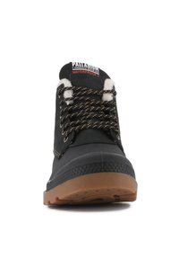 Schwarze wasserdichte Winterstiefel mit dicken schwarzen und gelben Schnürsenkeln, weißem Fellfutter und brauner Gummisohle, Vorderansicht.