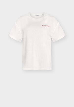 Hvit kortermet T-skjorte med rund hals og rød tekst "Marc O’Polo Denim" på øvre venstre bryst, vist på ensfarget bakgrunn.