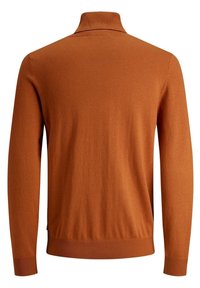 Pull tricoté couleur orange brûlé, avec col montant, manches longues, poignets et ourlet côtelés. Texture lisse, design simple.