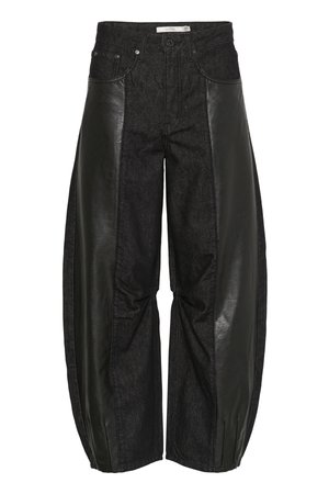 Svarte bukser med en blanding av denim og skinnpaneler. Designet har vide ben med teksturvariasjoner som skaper tydelig visuell kontrast.