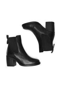 Czarne skórzane botki za kostkę z elastycznymi panelami bocznymi, okrągłymi noskami i blokowym obcasem. Gładka faktura z pętlą z tyłu ułatwiającą zakładanie.