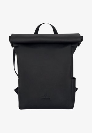 Mochila negra con cierre enrollable, bolsillo lateral y asa superior, con el logo sutil de Johnny Urban en la parte delantera.