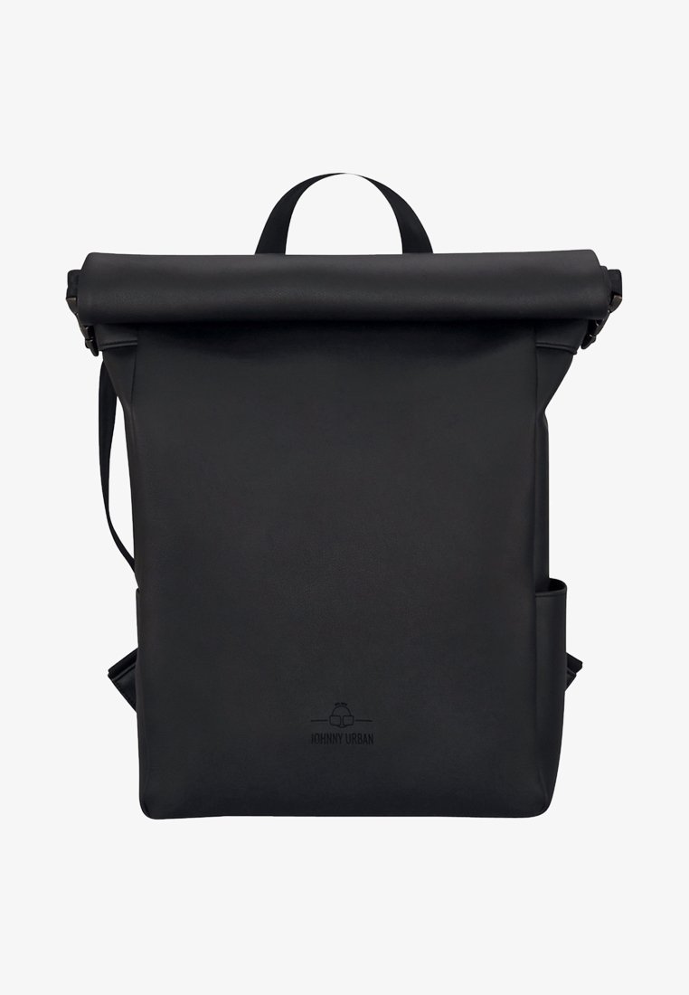 Sac à dos noir à rabat enroulable avec poche latérale et poignée supérieure, avec un logo Johnny Urban discret sur le devant.