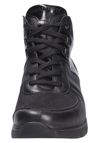 Chaussures de sport noires en cuir et matériaux synthétiques, dotées d'une surface texturée, de lacets et d'une semelle en caoutchouc solide.