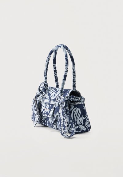 Sac à main en tissu bleu marine avec écriture blanche de style graffiti, doubles poignées arrondies et petite pochette attachée avec fermeture éclair.