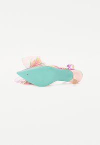 Chaussure à talons colorée avec une semelle turquoise, un dessus transparent et des accents floraux. Présente un bout pointu et un petit talon bloc.
