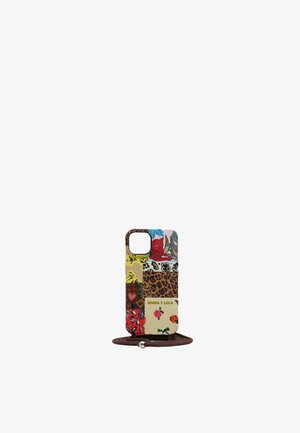 Funda de teléfono que presenta un patchwork de patrones coloridos, incluyendo estampado de leopardo, diseños florales y formas geométricas, con una correa marrón.