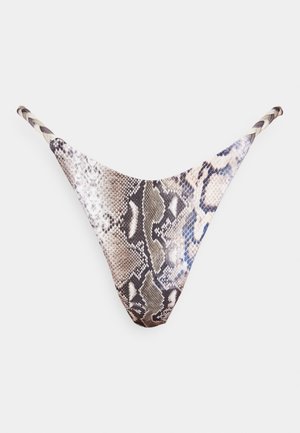 Un bas de bikini avec un motif de serpent dans des tons de brun, crème et gris. Le tissu a une texture douce et comprend des bretelles tressées.