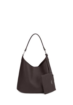 Borsa a tracolla in pelle marrone scuro con tracolla singola e piccola pochette abbinata attaccata su sfondo bianco.