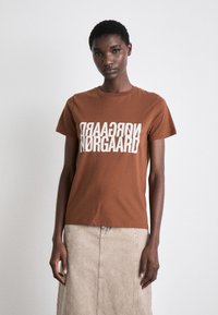 Mads Nørgaard SINGLE TRENDA TEE - Nyomott mintás póló - cambridge brown