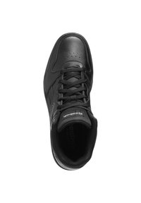 Černá sportovní bota vyrobená z kůže s texturovaným povrchem, která má šněrování, perforace na špičce a logo na jazyku.