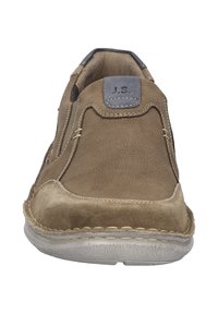 Hnědé semišové nazouvací boty s detailem šití, gumovou podrážkou a texturovaným povrchem. Obsahují malou koženou značku s nápisem "J.S."