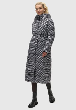 Gevoerde lange jas met een zwart-wit houndstooth patroon, verstelbare capuchon, strikceintuur en zijzakken, gedragen met zwarte enkellaarzen.