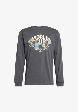 Tmavosivá košeľa s dlhým rukávom s nápisom FIFA World Cup a kreslenými maskotmi hrajúcimi futbal v farebných kostýmoch na prednej strane.