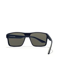 Occhiali da sole rettangolari navy con lenti grigie scure, dotati di una montatura in plastica opaca e con il marchio "HAWKERS" inciso sulla tempia.