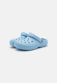 Zoccoli azzurri chiari realizzati in materiale sintetico, con fori di ventilazione, un cinturino posteriore rialzato e una suola testurizzata per una buona aderenza.
