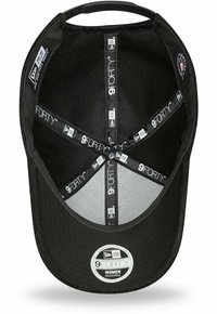 Schwarze verstellbare Kappe mit runder Krone, Netzinnenfutter und grauer Unterseite des Schirms. Mit "9FORTY" Branding auf den Etiketten.
