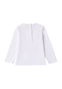 Camicia bianca a maniche lunghe con scollatura rotonda e chiusura con bottoni sulla parte posteriore. Tessuto liscio con un design semplice e senza motivi o accentuazioni.