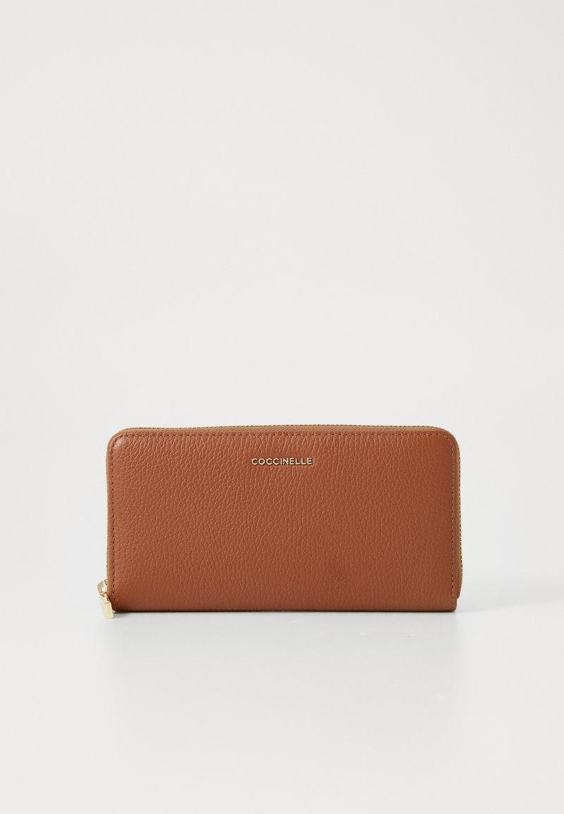 Portefeuille en cuir marron avec une finition texturée, une marque en ton or, une fermeture éclair et une forme rectangulaire mince. Aucun motif ni accent visible.