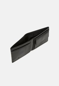 Portefeuille en cuir noir avec un design bifold, comprenant plusieurs emplacements pour cartes, une fenêtre ID transparente et une texture lisse. Couture sur les bords visible.
