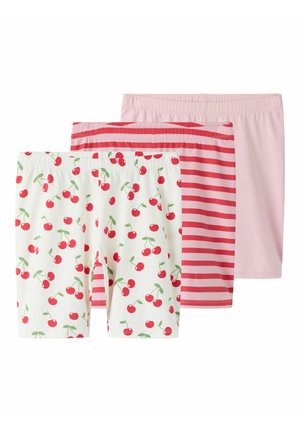 Tres pares de pantalones cortos para niñas con cintura elástica: uno completamente rosa, uno a rayas rojas y rosas, y uno blanco con cerezas rojas y hojas verdes.