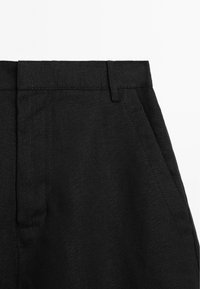 Zwarte linnen broek met een op maat gemaakte tailleband, zijzakken en een gestructureerde stofoppervlak. Eenvoudig, minimalistich ontwerp.