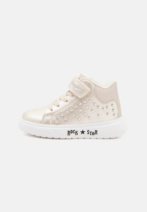 Basket montante enfant en or métallisé avec détails cloutés, bande velcro, semelle blanche et texte "ROCK STAR" avec symbole étoile sur la semelle.
