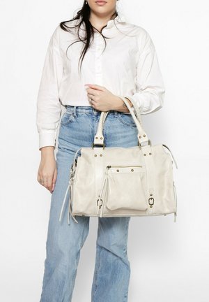 Sac à main en simili cuir blanc avec doubles poignées, plusieurs poches et accents en métal doré, doté d'une surface texturée.