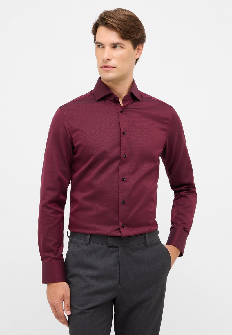 Bordeaux lange mouwen knoopshirt met een getailleerde pasvorm, voorzien van een kraag en zwarte knopen, gecombineerd met grijze dresspants.