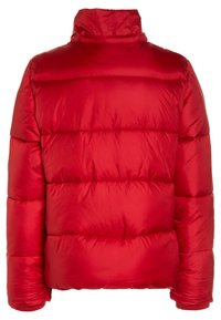 Rød pufferjakke med høj krave, quiltet design og en blank, glat overflade. Ærmerne er tætsiddende med ribbede manchetter.