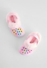 Sabots roses en peluche avec une doublure douce et duveteuse, présentant un motif dégradé coloré et des trous de ventilation. Sangle ajustable pour un maintien sécurisé.