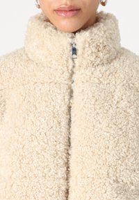 Vero Moda Petite VMLOUISA  beżowy