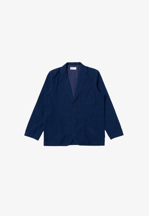 Blazer casual blu navy con rever a lancia, due bottoni frontali, tre tasche applicate e maniche lunghe.