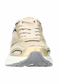 Sneaker mit einem glänzenden, goldenen Obermaterial, Netzpaneelen und weißen Akzenten. Die Sohle ist weiß mit einem strukturierten grauen Boden für zusätzlichen Halt.