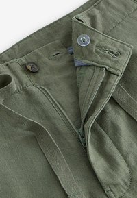 Next REGULAR FIT - Pantaloni scurți - sage green