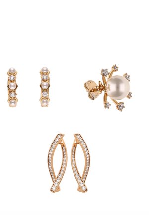 Trei perechi de cercei aurii: una cu perle și diamante aranjate în rânduri verticale, una cu o perlă mare înconjurată de diamante și una răsucită cu diamante.