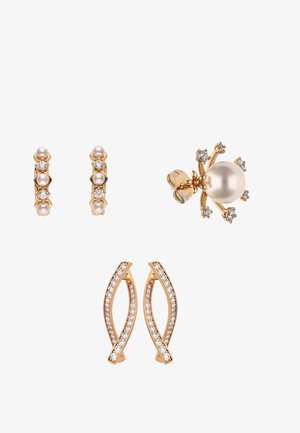 Három pár arany fülbevaló: egy gyöngyökkel és gyémántokkal, amelyek függőleges sorokban helyezkednek el, egy nagy gyönggyel és körülötte gyémántokkal, valamint egy csavart forma gyémántokkal.