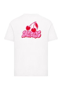 T-shirt bianca in cotone con design grafico di ciliegie rosse e testo in stile graffiti rosa sulla parte posteriore. Maniche corte, vestibilità standard.