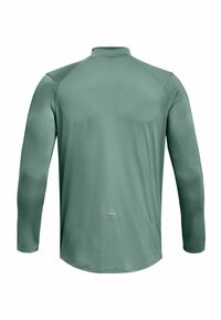 Top a maniche lunghe in tessuto verde tenue, con colletto alto, texture liscia e un dettaglio riflettente vicino all'orlo.