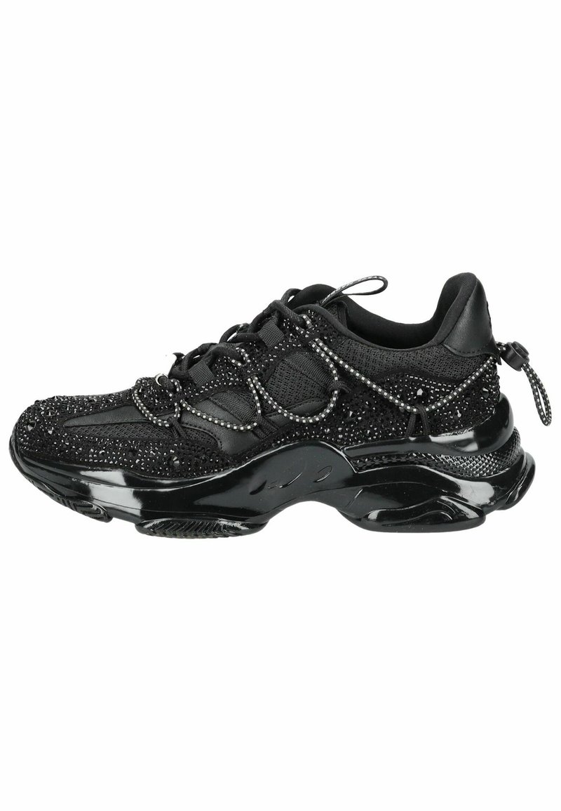 Scarpe sportive nere con tomaia in mesh testurizzato decorata con borchie, suola nera imbottita e design del tallone rinforzato.