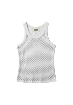 Canotta bianca senza maniche in tessuto a rete con scollo rotondo e piccoli fori, etichettata "Silvian Heach" all'interno del colletto.