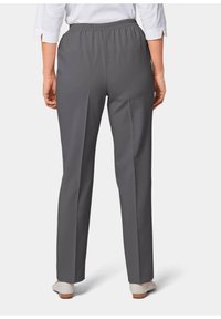 Pantaloni grigi a gamba dritta con vita elastica, texture del tessuto liscia e dettagli di cucitura minimi, visti da dietro.