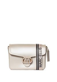 Borsa a mano sintetica beige con patta pieghevole, accessori in oro, logo ovale e una tracolla decorativa a strisce con il testo "MARC ELLIS".